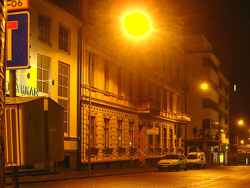 Luminosité mitigée dans une rue de Helsingor  /  Helsingor's spotlights by the night -   Danemark / Denmark.  24-10-08  - Night sun / Soleil de nuit.