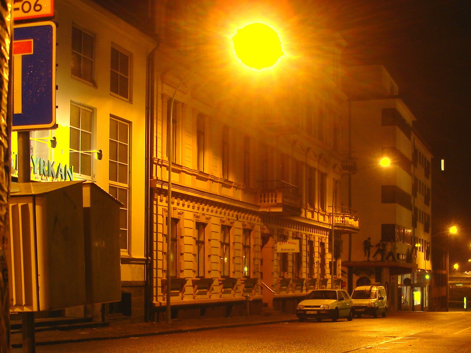 Luminosité mitigée dans une rue de Helsingor  /  Helsingor's spotlights by the night -   Danemark / Denmark.  24-10-08  - Night sun / Soleil de nuit.