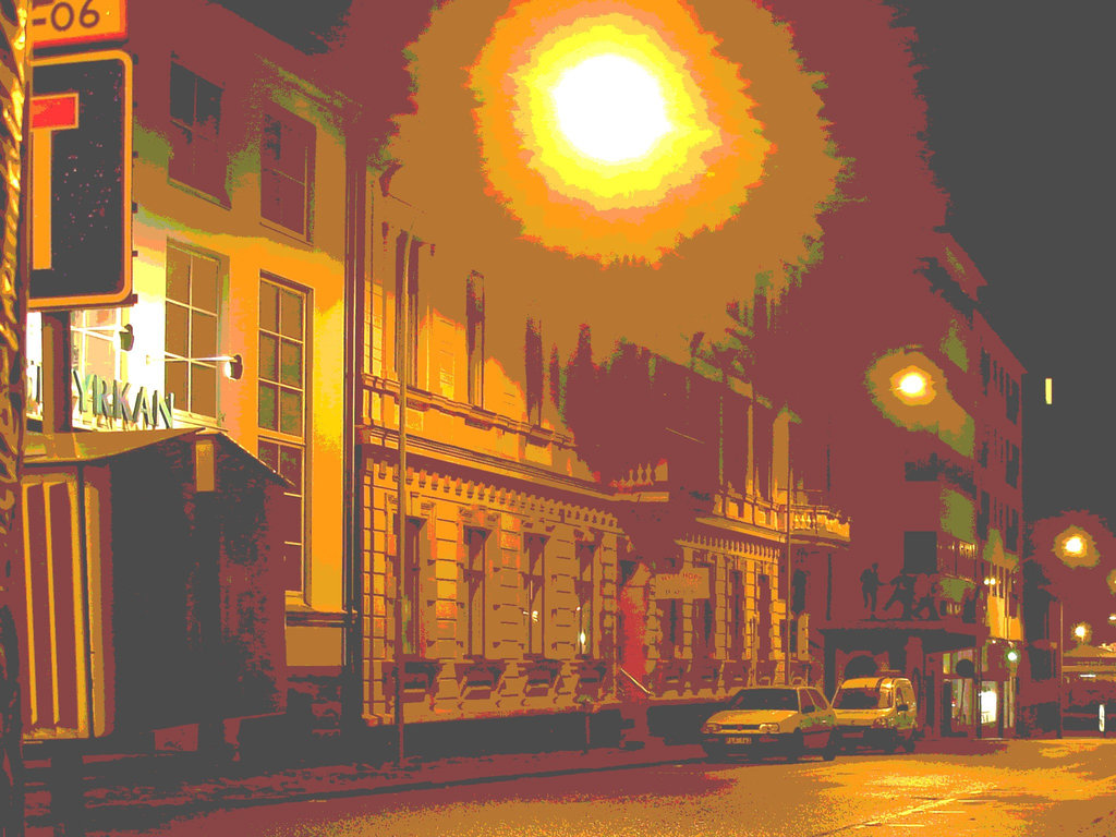 Luminosité mitigée dans une rue de Helsingor  /  Helsingor's spotlights by the night -   Danemark / Denmark.  24-10-08  - Burning night sun /  Soleil de feu