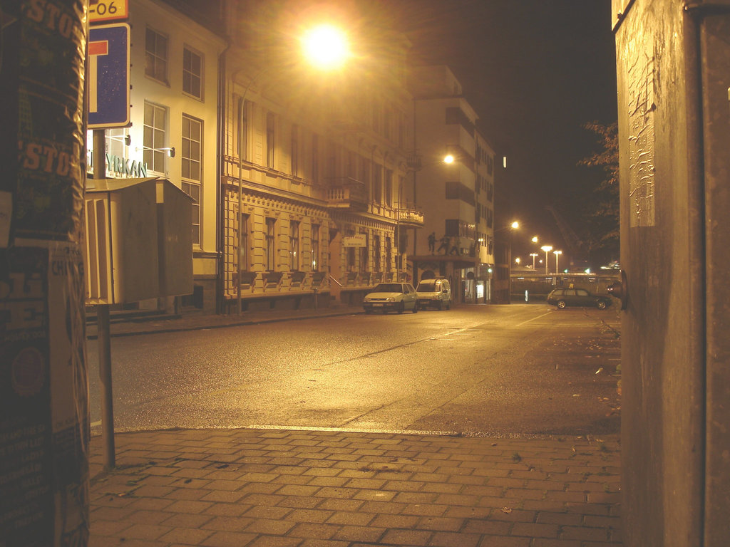Luminosité mitigée dans une rue de Helsingor  /  Helsingor's spotlights by the night -   Danemark / Denmark.  24-10-08