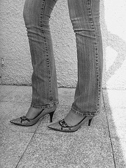 Jeans et escarpins de luxe /  Luxurious pumps and close-fitting jeans -  Cadeau d'une Amie photographe complice Ipernity ! - N & B - B & W