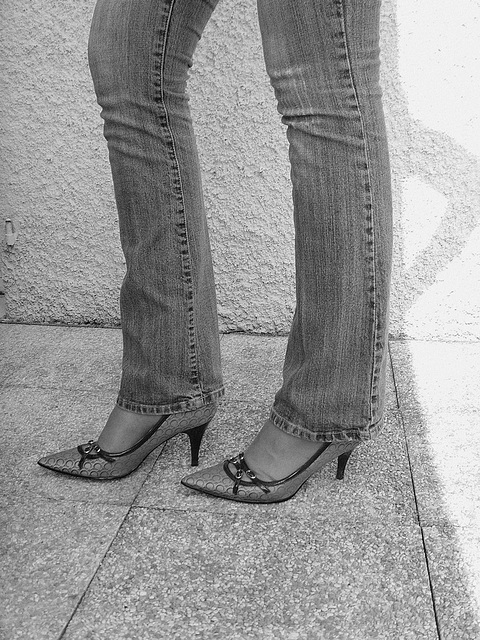 Jeans et escarpins de luxe /  Luxurious pumps and close-fitting jeans -  Cadeau d'une Amie photographe complice Ipernity ! - N & B - B & W