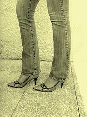 Jeans et escarpins de luxe /  Luxurious pumps and close-fitting jeans -  Cadeau d'une Amie photographe complice Ipernity ! - Photo ancienne / Vintage