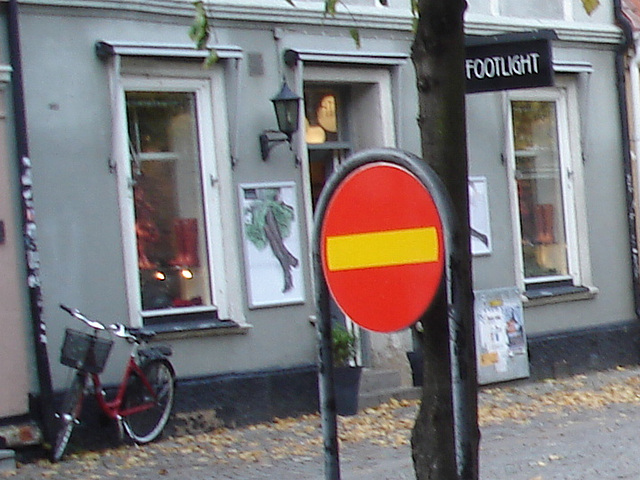 Sens unique rouge vers façade podoérotique / Red one way toward footlight façade sight  -  Helsinborg / Suède - Sweden.  22 octobre 2008