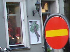 Sens unique rouge vers façade podoérotique / Red one way toward footlight façade sight  -  Helsinborg / Suède - Sweden.  22 octobre 2008