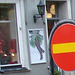Sens unique rouge vers façade podoérotique / Red one way toward footlight façade sight  -  Helsinborg / Suède - Sweden.  22 octobre 2008