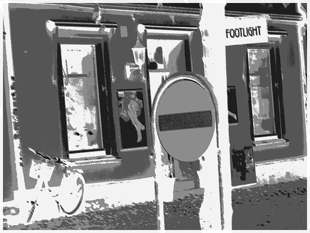 Sens unique rouge vers façade podoérotique / Red one way toward footlight façade sight  -  Helsinborg / Suède - Sweden.  22 octobre 2008- Postérisation et blanc accentué
