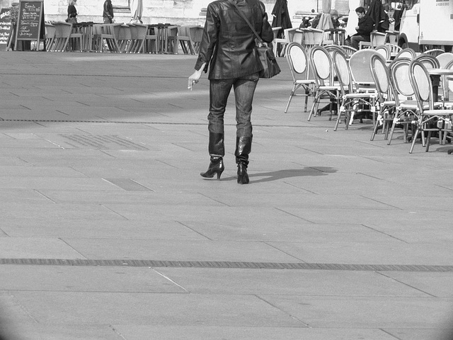 Photographe : Marie - Endroit: Aux alentours de Bordeaux - Avec permission - - Dame à la  cigarette en bottes et manteau de cuir.  N & B