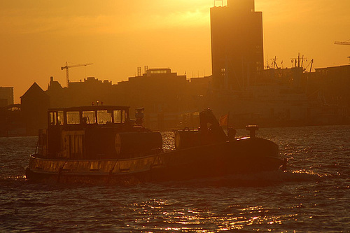 Sonnenaufgang im Hamburger Hafen
