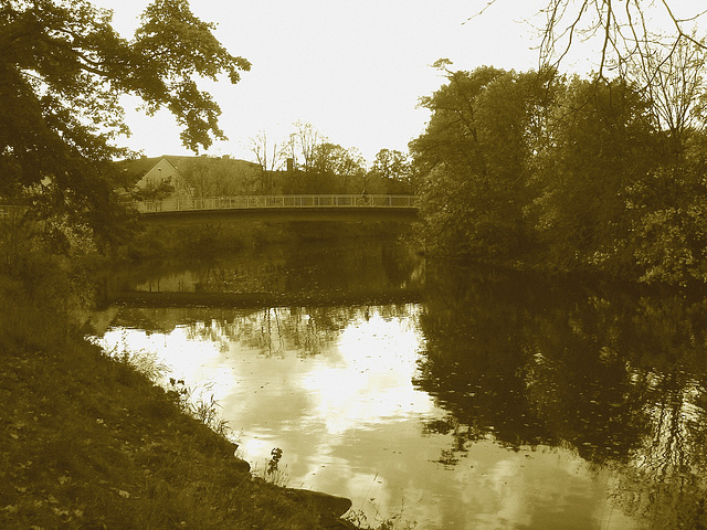 Pont et reflet de rivière - Bridge and river reflection  /   Ängelholm - Suède / Sweden.  23 octobre 2008-  Sepia