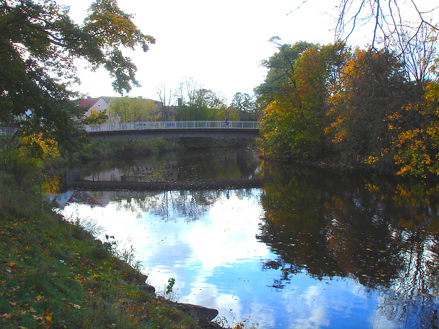 Pont et reflet de rivière - Bridge and river reflection  /   Ängelholm - Suède / Sweden.  23 octobre 2008