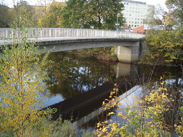 Pont et reflet de rivière - Bridge and river reflection  /   Ängelholm - Suède / Sweden.  23 octobre 2008