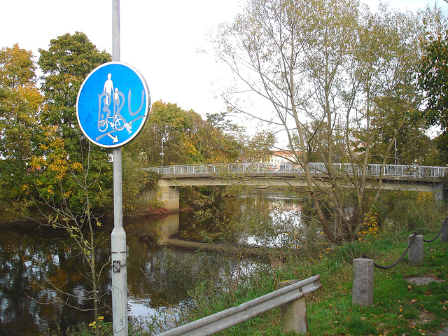 Pont et reflet de rivière - Bridge and river reflection