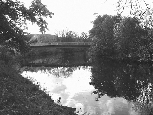 Pont et reflet de rivière - Bridge and river reflection  /   Ängelholm - Suède / Sweden.  23 octobre 2008-  B & W