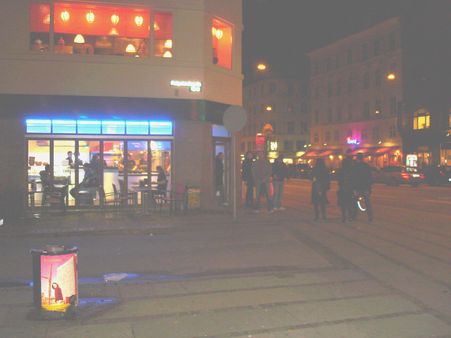 Appétit nocture tout en bleu /  Blue snack window.   Copenhague / Copenhagen.  25-10-2008