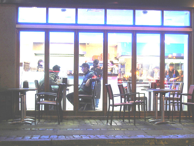 Appétit nocture tout en bleu /  Blue snack window.   Copenhague / Copenhagen.  25-10-2008  - Éclaircissement photofiltré