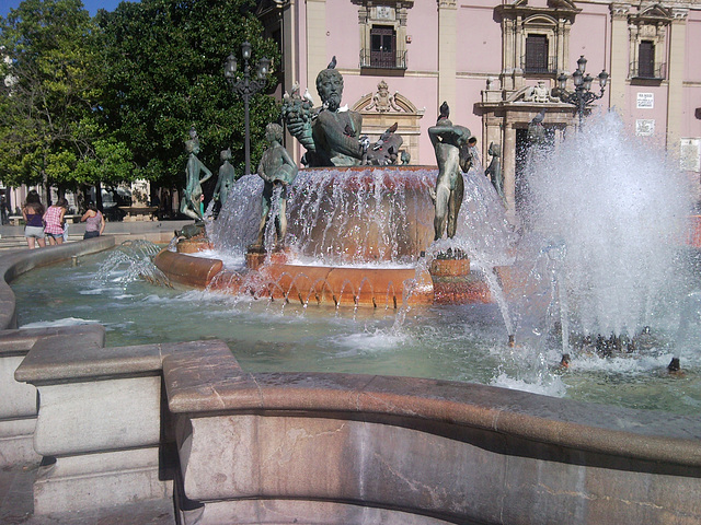 Valencia: fuente en pl. de la Virgen