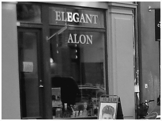 Vitrine elegant Alon / Elegant Alon store window -    Copenhague.   20-10-2008 - N & B