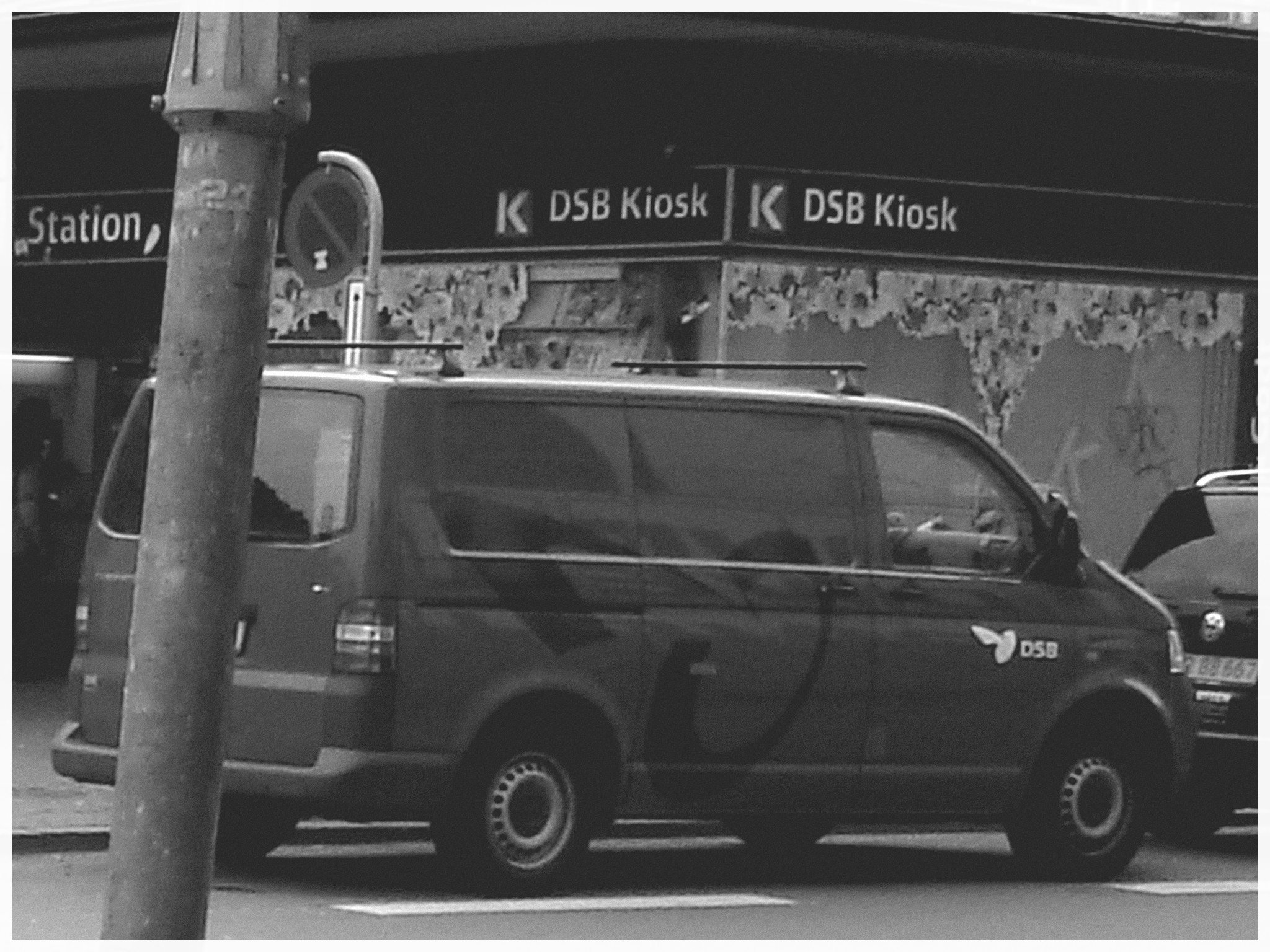 Camion rouge DSB / DSB red truck.  Copenhague.  20 octobre 2008.   - B & W