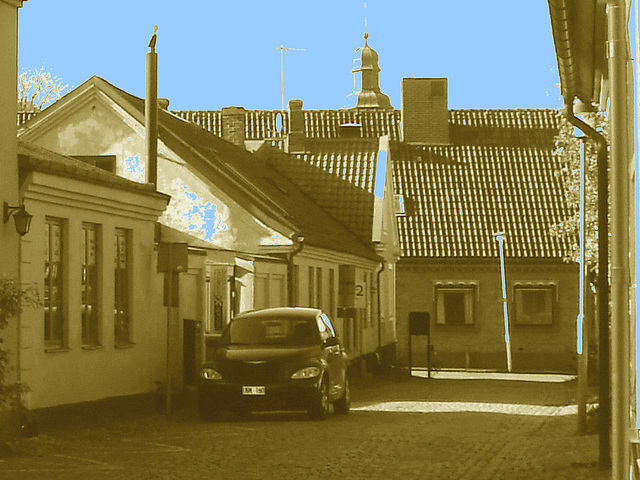 Bureau d'avocat au crépuscule /  Advokat building  at dusk -  Laholm  /  Suède - Sweden.  25 octobre 2008  -  Sepia avec ciel bleu ajouté