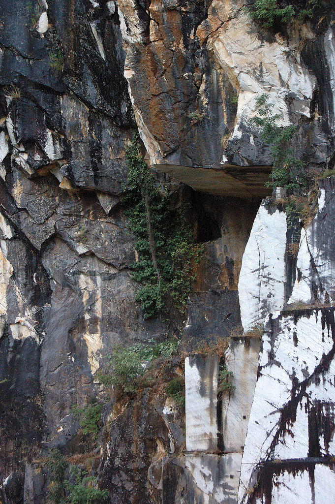 rokoj de marmorrompejo - Felsen eines Marmorbruchs