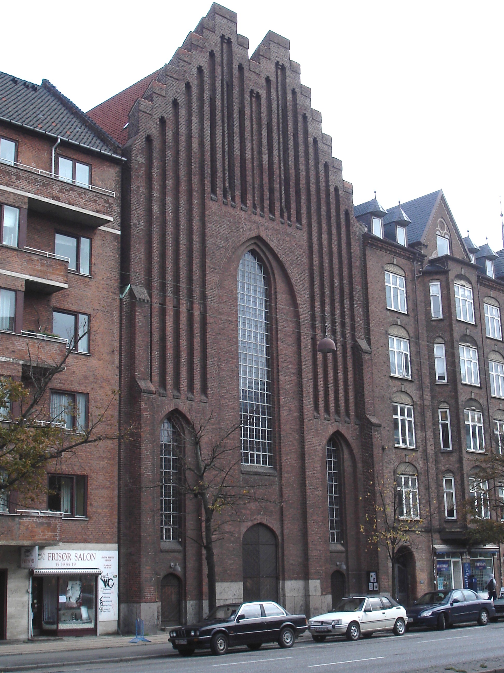 Salon de coiffure et église Viking / Frisor salon danish street church.  Copenhague, Danemark.   20-10-2008