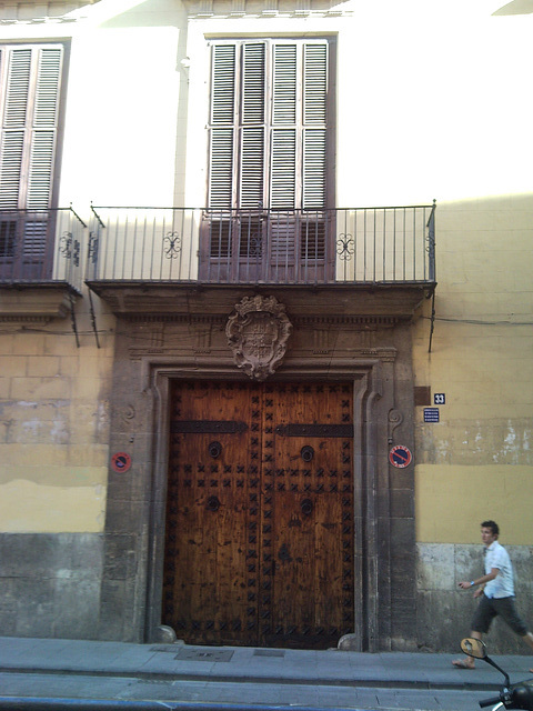 Valencia: puerta en la calle Caballeros.