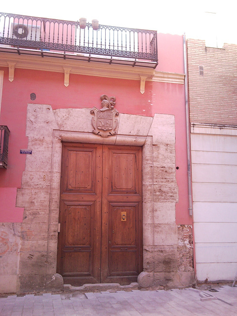Valencia: puerta en la calle Landerer.