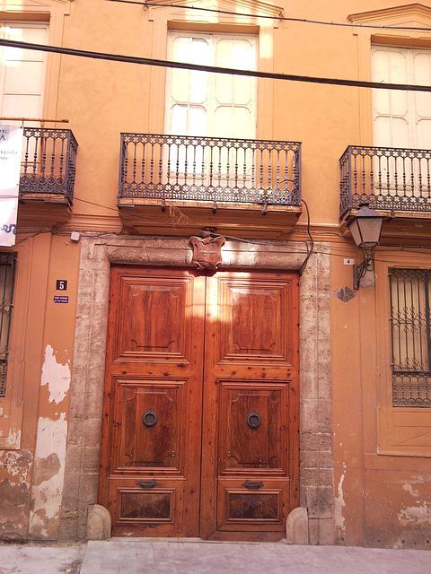 Valencia: puerta en la calle Landerer.