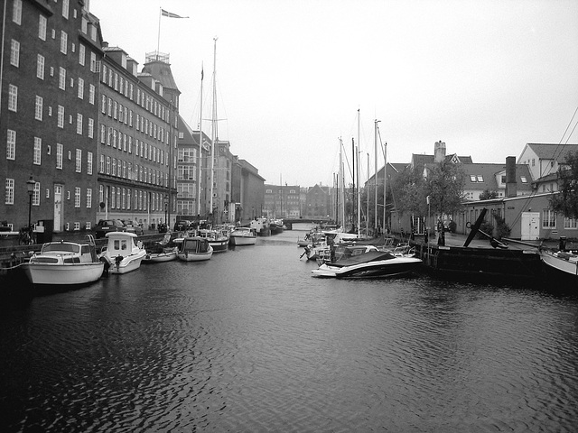 Rue d'eau au centre-ville /  Downtown river road.    Copenhague  - 26-10-2008 - N & B