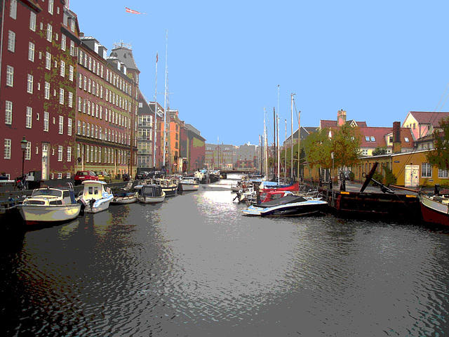 Rue d'eau au centre-ville /  Downtown river road.    Copenhague  - 26-10-2008 - Postérisation avec ciel bleu photofiltré