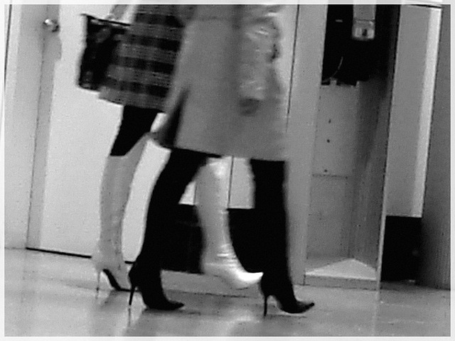 Duo sexy en bottes à talons aiguilles /  Sexy duo in stiletto heeled boots -  Aéroport de Montréal / Montreal airport.  15 novembre 2008 -  Talons hauts sur plancher luisant.  N & B