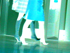 Duo sexy en bottes à talons aiguilles /  Sexy duo in stiletto heeled boots -  Aéroport de Montréal / Montreal airport.  15 novembre 2008  - Talons hauts sur  plancher luisant en négatif aux couleurs ravivées