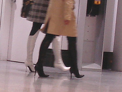 Duo sexy en bottes à talons aiguilles /  Sexy duo in stiletto heeled boots -  Aéroport de Montréal / Montreal airport.  15 novembre 2008  - Talons aiguilles sur plancher luisant