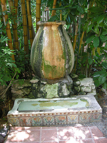 Urinal als Katzentränke