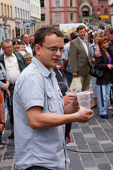 Li fotis jam, do nun la bieron.  / Er fotografierte schon, jetzt also das Bier.
