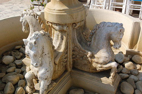 La puto jam elsekiĝis. Kion fari, Pegasoj? Der Brunnen ist schon ausgetrocknet. Was tun, Pegasusse?