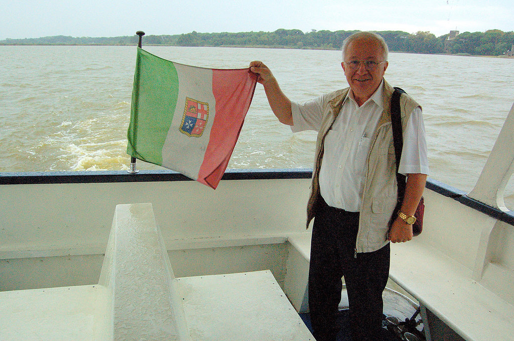 Itala flago tenata de germano - Italienische Flagge, von einem Deutschen gehalten