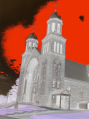 Église de Newport au Vermont.  USA.  23 mai 2009 - Négatif et ciel rouge