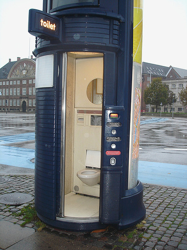 Pour urgence de trottoirs /Emergency sidewalk toilet