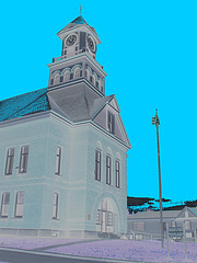 Palais de justice /  Courthouse -  Newport, Vermont.  USA / États-Unis.  23 mai 2009-  N & B en négatif et ciel bleu photofiltré