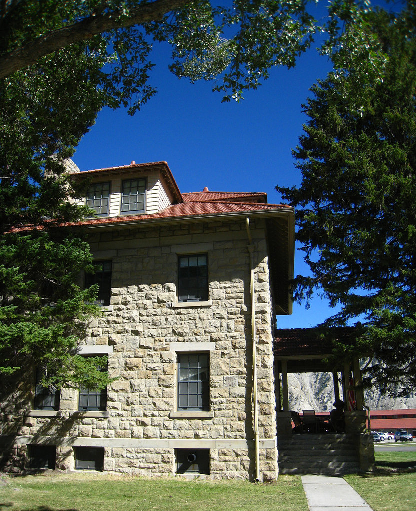 Mammoth Hot Springs Visitor Center (4252)