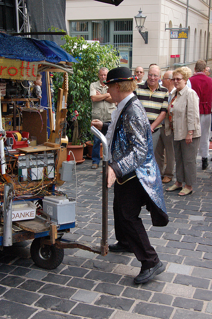 Li movas la muzikmobilon. / Er bewegt das Musikmobil.