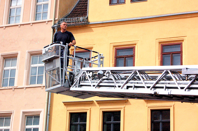 Eĉ fajrobrigadisto estas fascinita! /Sogar ein Feuerwehrmann ist begeistert!