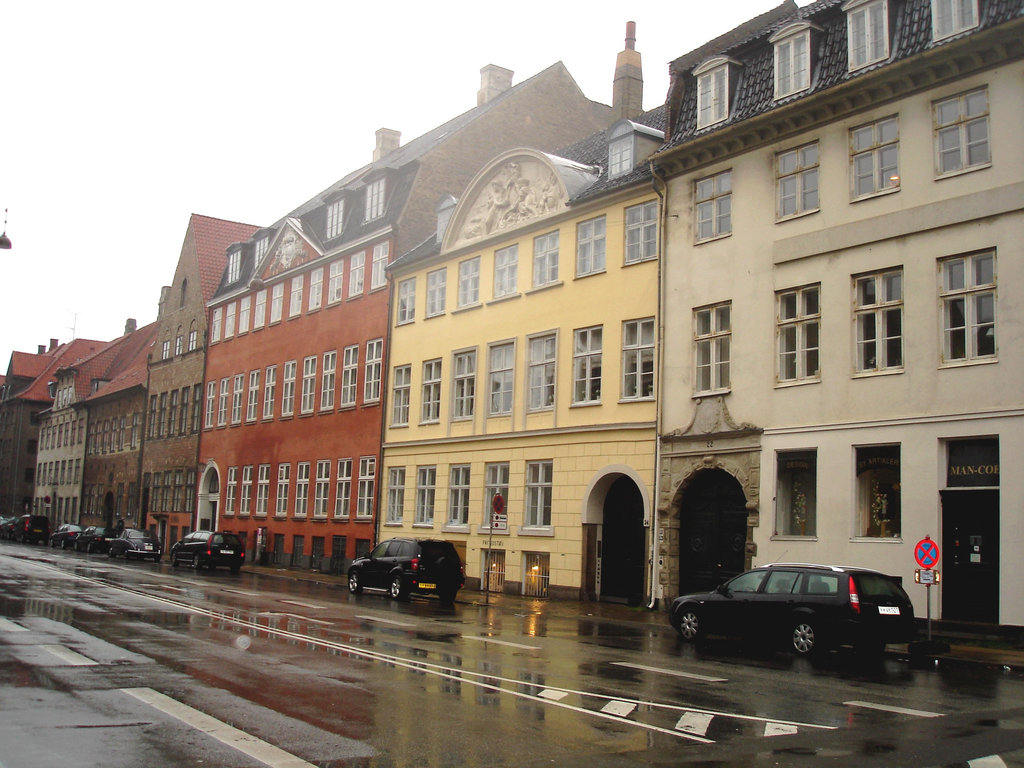 Pavé mouillé et façade danoise / - Wet pavement & danish façade.  Copenhague.  26 -10 -2008