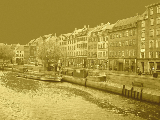 www.canalstours.com  / Façade dorée - Golden façade.   Copenhagen. 26-10-2008 -  Sepia intensif