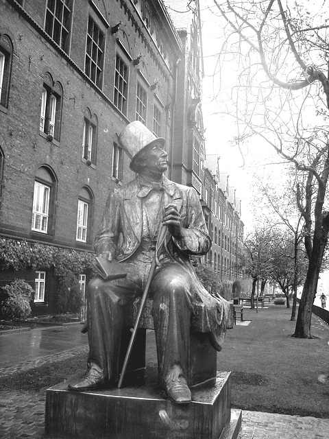 Sculpture chapeautée /  Hatter sculpture.  Copenhagen.  26-10-2008- N & B