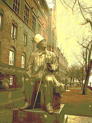 Sculpture chapeautée /  Hatter sculpture.  Copenhagen.  26-10-2008  - Sepia postérisé