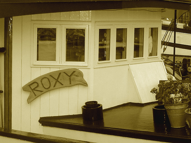 Le Roxy /   Roxy boat -  Copenhagen.  26-10-2008-  Roxy sepiatisé.