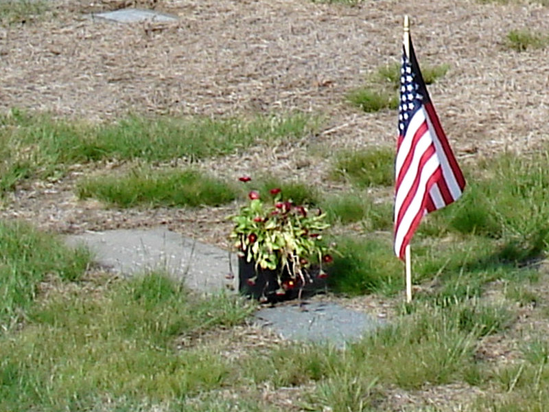 Cimetière St-Charles / St-Charles cemetery -  Dover , New Hampshire ( NH) . USA.   24 mai 2009   - Plaque & flag / Drapeau et plaque.